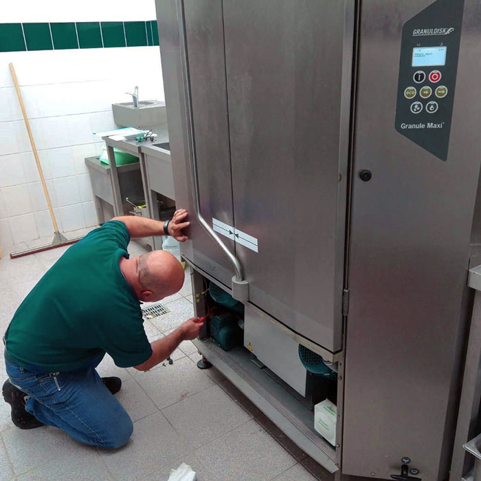 Gastservis v akcii - servis a montáž priemyselných chladničiek a mrazničiek.